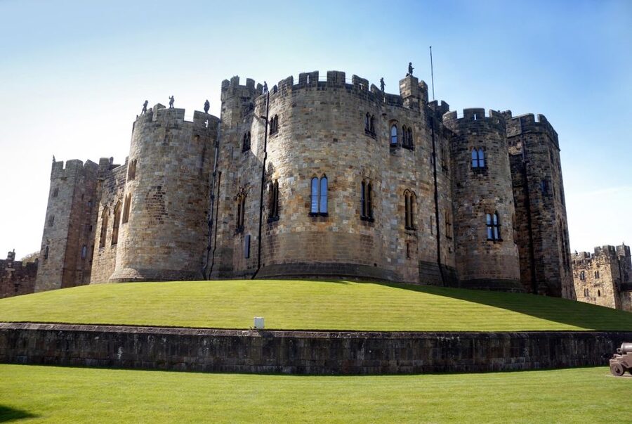 Alnwick Castle and Scottish Borders Tour from Edinburgh - Guides, audio options, and coach comfort