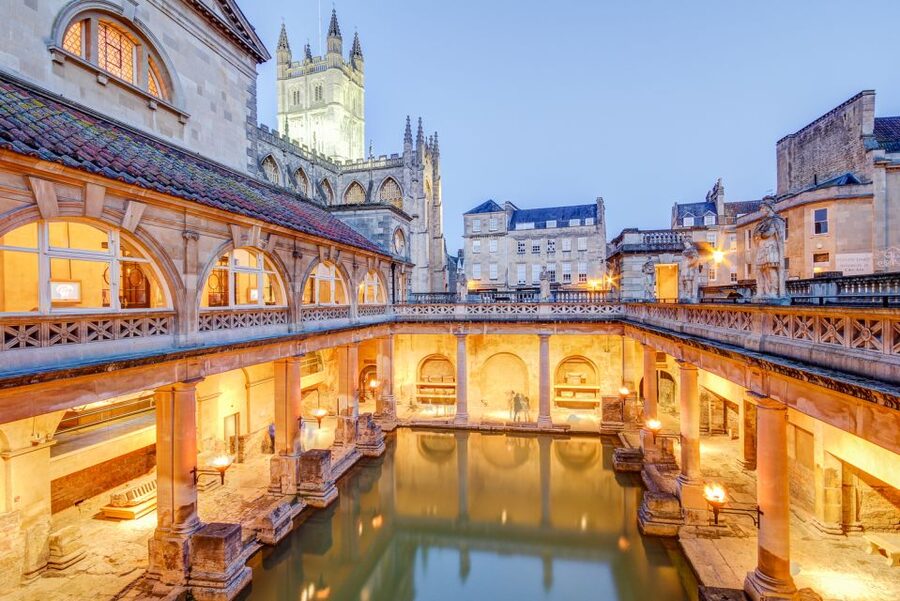 Bath: Guided Ghost Tour - Meeting a costumed guide outside Bath Abbey