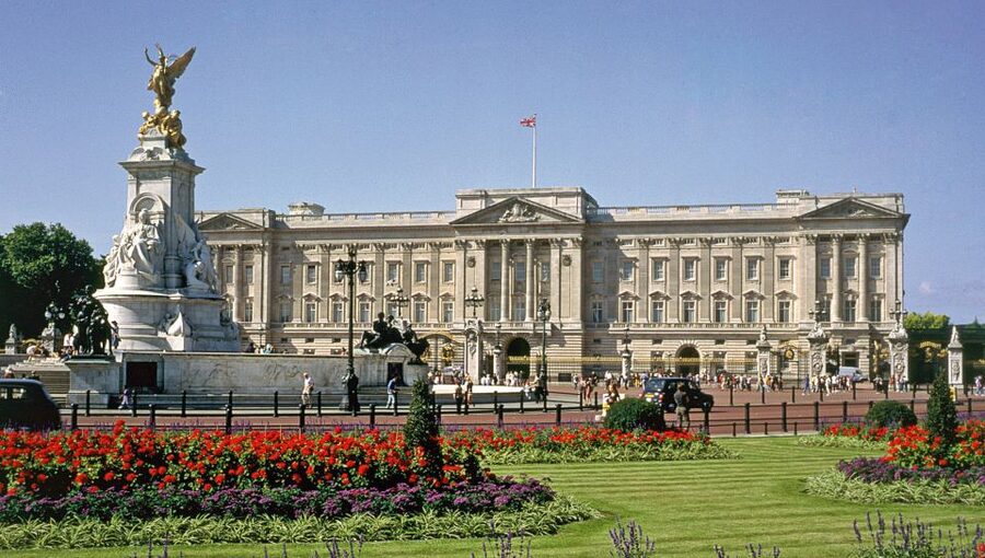 Buckingham Palace and Stonehenge Tour - Stonehenge and its unanswered questions