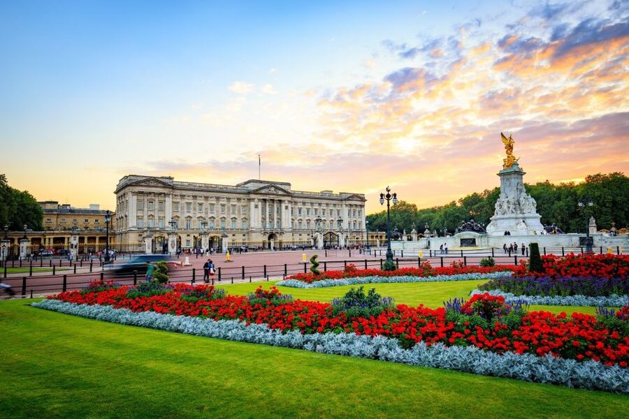 Buckingham Palace & Windsor Castle: Full-Day Tour - The walk that can shape your afternoon