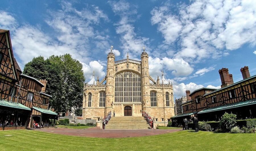 Buckingham Palace & Windsor Castle: Full-Day Tour - Windsor Castle, from fortress to royal home