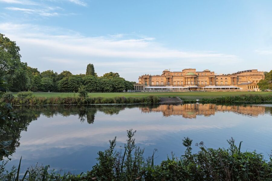 Buckingham Palace & Windsor Castle: Full-Day Tour - Using the multimedia tour without rushing