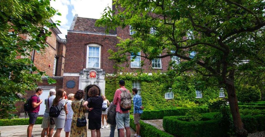 Cambridge: 2-Hour Private University Walking Tour - Is $101 per person a fair price?
