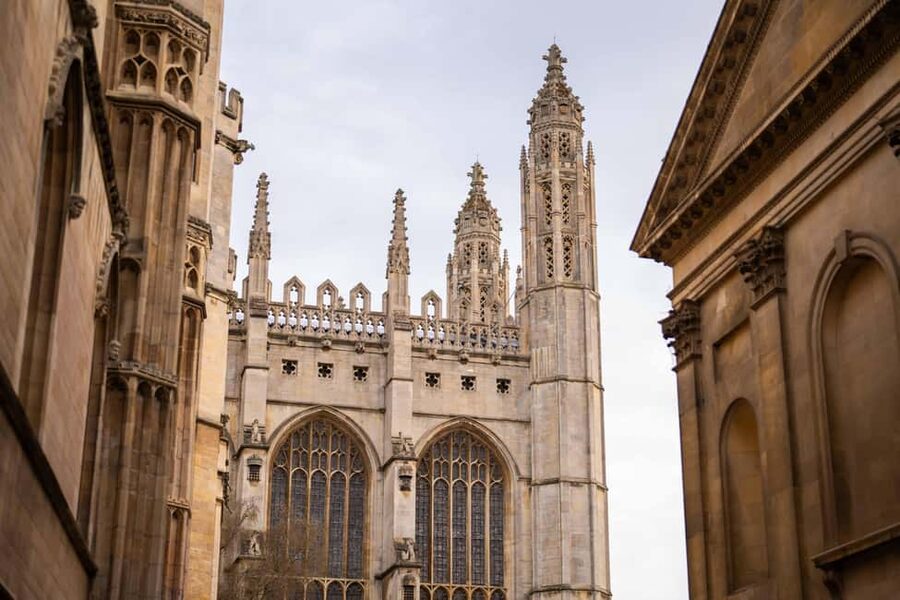 Cambridge: Alumni-Led Walking & Punting Tour w/Kings College - Science, stories, and a stop at The Eagle