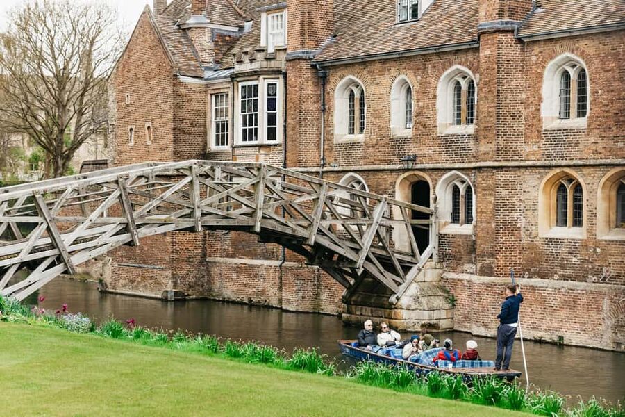 Cambridge: Alumni-Led Walking Tour w/ King's College Option - What the guides add to the experience