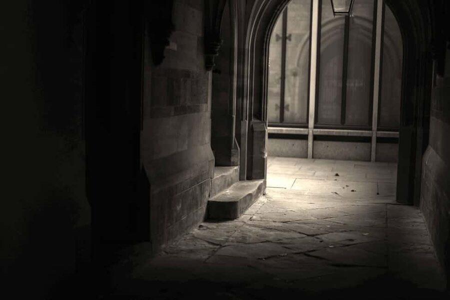 Cambridge: Ghost Tour Led by University Alumni Guide - Starting near King’s College or Cambridge Alumni Tours