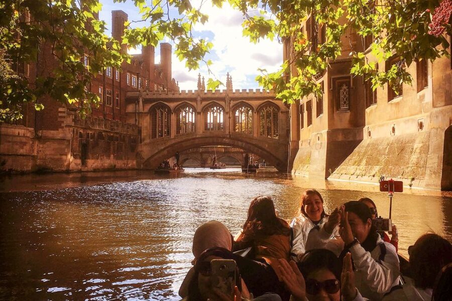 Cambridge: Guided River Cam Punting Tour - My verdict: book it for the viewpoint and the guide