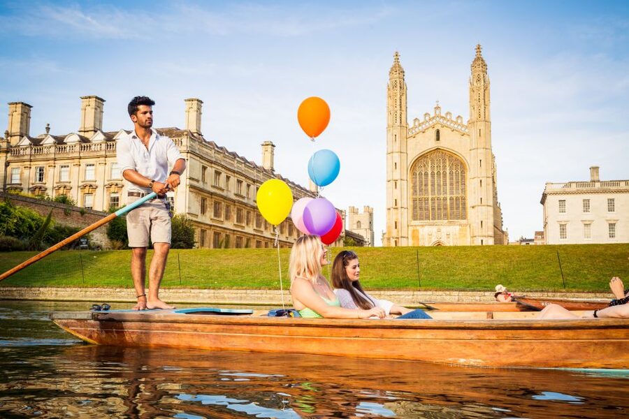 Cambridge: Shared Punting Tour with Guide - St John’s and the Stone Bridge of Sighs