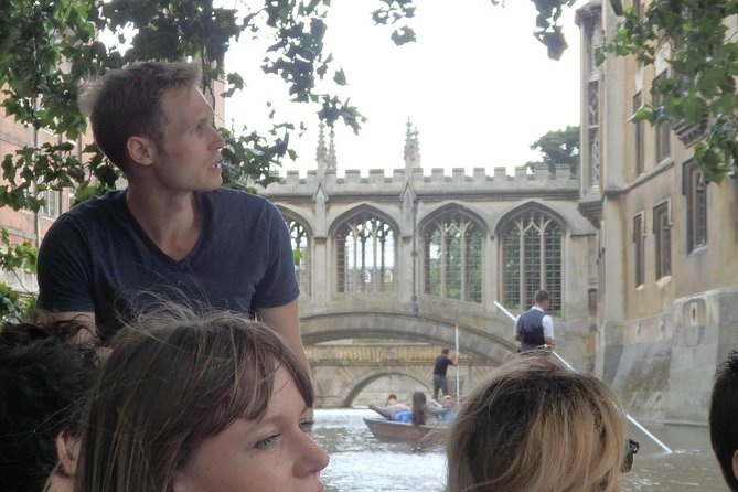 Cambridge Walking & Punting Tour by Alumni™ King’s College Option - Starting at King’s Parade and finding the guide