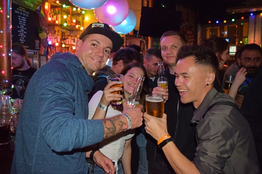 Camden Pub Crawl & Bar Tour London - Weekday Camden or weekend club night?