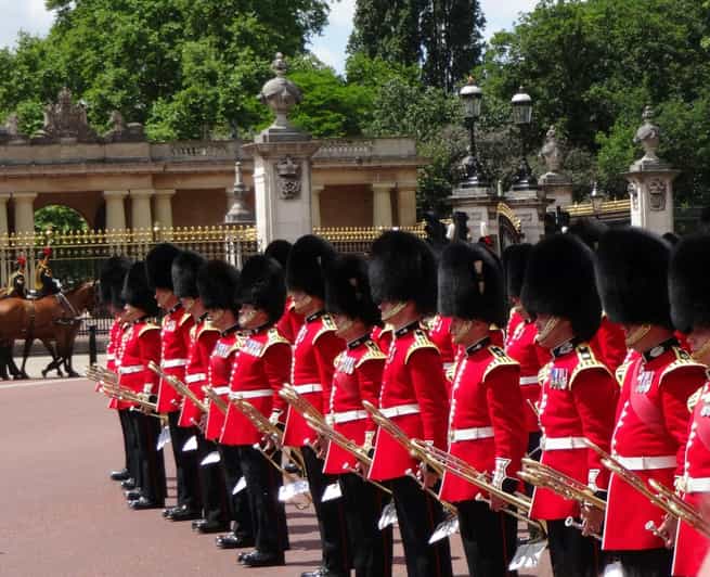 Changing of the Guard Experience in London - Starting at Green Park and St. James’s Palace
