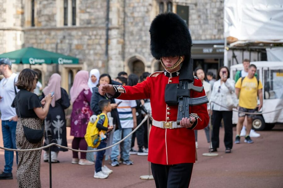 Changing of the Guard Experience in London - What the French-speaking guide adds