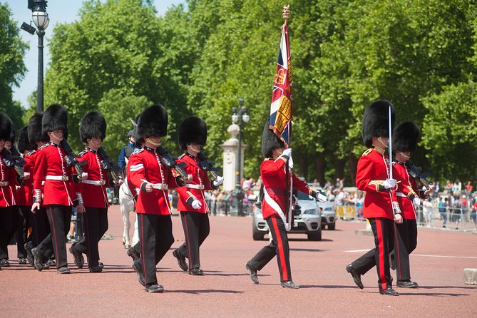 Changing of the Guard Guided Tour at Buckingham Palace - Finding the best views of the guards