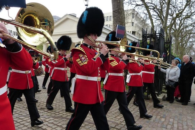 Changing of the Guard Guided Walking Tour in London - Guides, stories, and crowd control