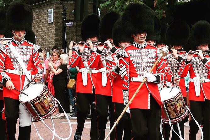 Changing of the Guard Guided Walking Tour in London - Weather, crowds, and the right day