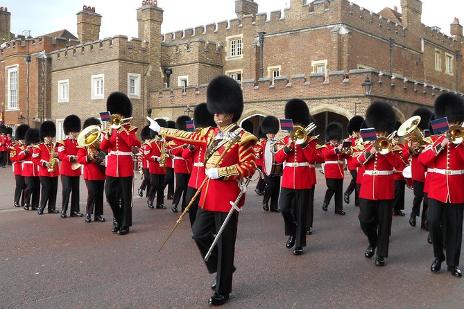 Changing of the Guard Guided Walking Tour in London - Starting at Piccadilly Circus