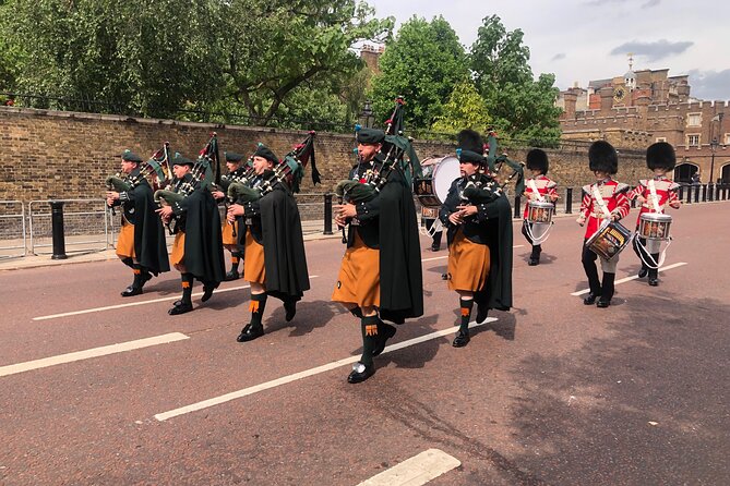 Changing of the Guard Walking Tour - Buckingham Palace without the forecourt crush