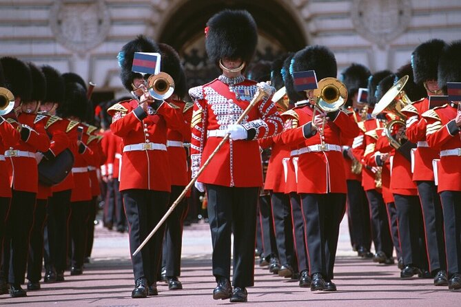 Changing of the Guard Walking Tour in London at Buckingham Palace - Why this tour helps with a crowded London ceremony