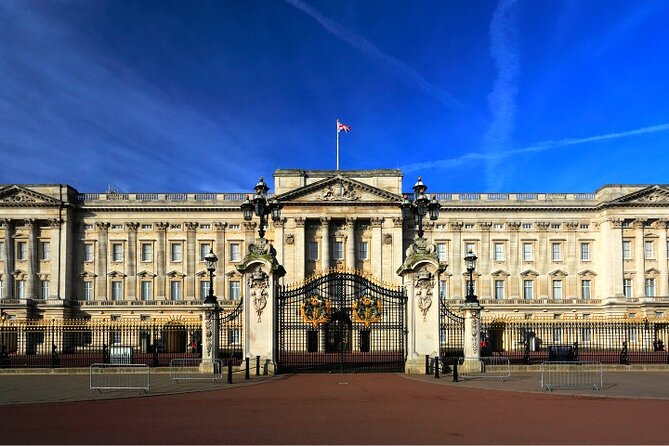 Changing of the Guard Walking Tour in London at Buckingham Palace - The Mall and St James’s Park