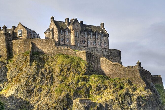 Edinburgh Castle Guided Walking Tour in English - Walking uphill to Edinburgh Castle