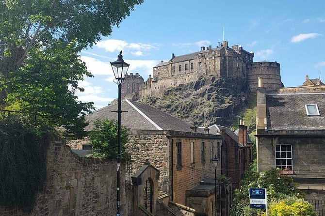 Edinburgh Castle Guided Walking Tour in English - The guides make or break the experience