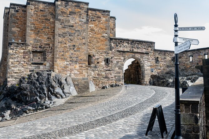 Edinburgh Castle: Guided Walking Tour with Entry Ticket - The Great Hall and the castle interiors