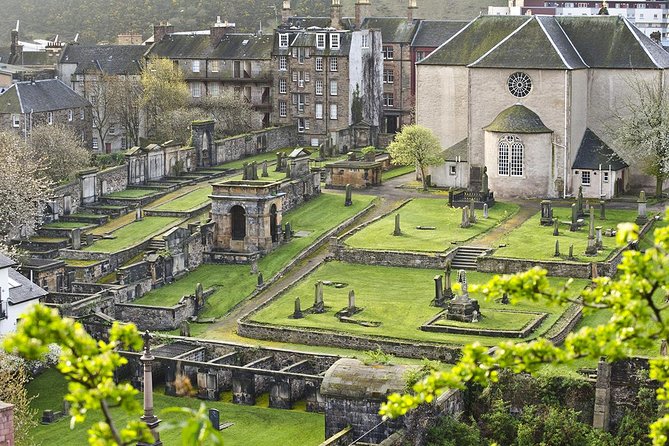 Edinburgh Darkside Walking Tour: Mysteries, Murder and Legends - North Bridge and the city’s grim stories