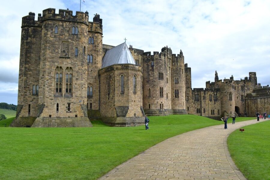 From Edinburg: Viking Coast & Alnwick Castle Day Tour - Two historic stops, one long day