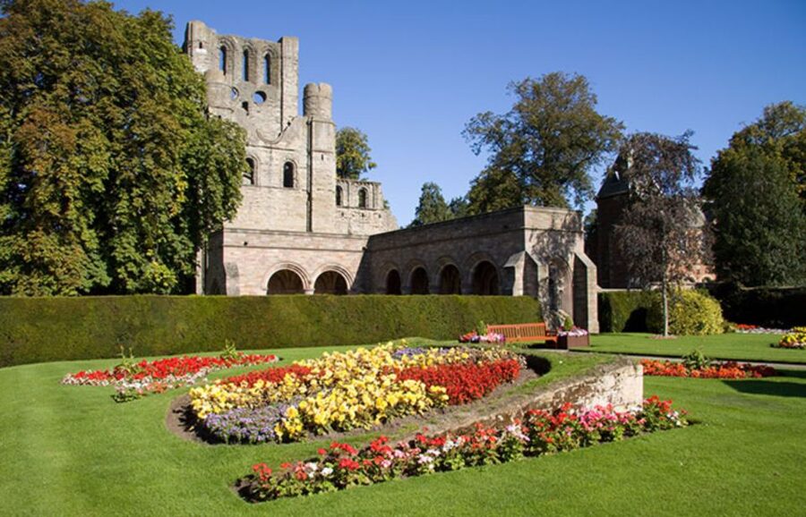 From Edinburgh: Alnwick Castle and Scottish Borders Tour - Alnwick Castle, Hogwarts, and more than movie scenery