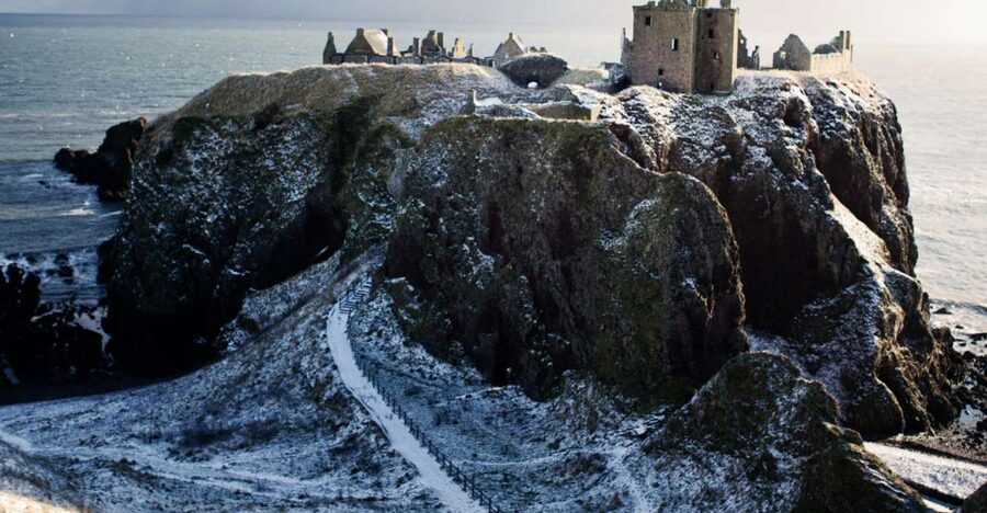 From Edinburgh: Glamis and Dunnottar Castles Tour in Italian - Stonehaven, the useful one-hour pause