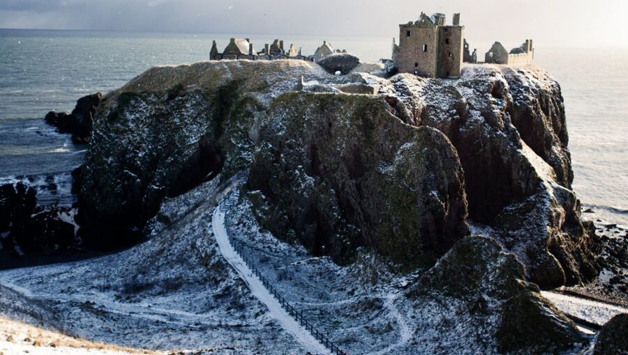 From Edinburgh: Glamis and Dunnottar Castles Tour in Italian - The road east through Fife and across the Forth
