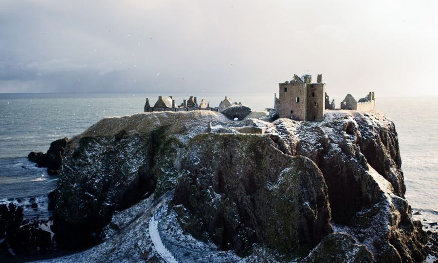 From Edinburgh: Glamis and Dunnottar Castles Tour in Spanish - Glamis Castle, royal stories, and ghost legends