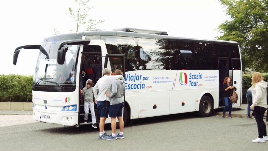 From Edinburgh: Glasgow & Scottish lakes Spanish Tour - Lunch and a walk beside Loch Lomond