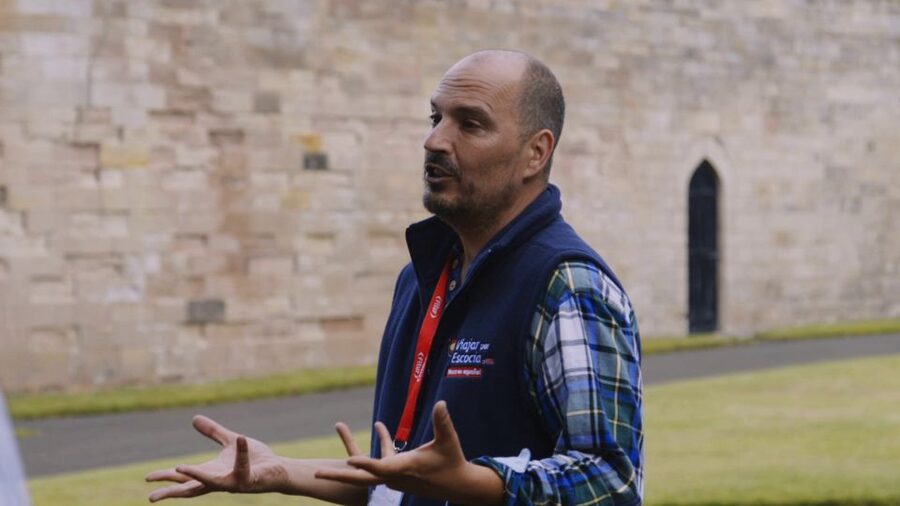 From Edinburgh: Glasgow & Scottish lakes Spanish Tour - Minivan or coach: what the transport means