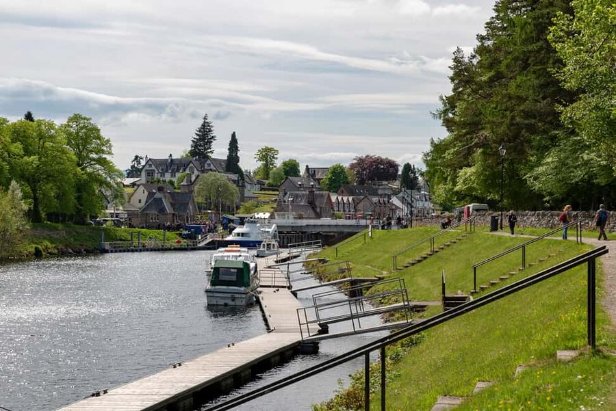 From Edinburgh: Loch Ness and Highlands Tour in Spanish - Fort William and the view toward Ben Nevis