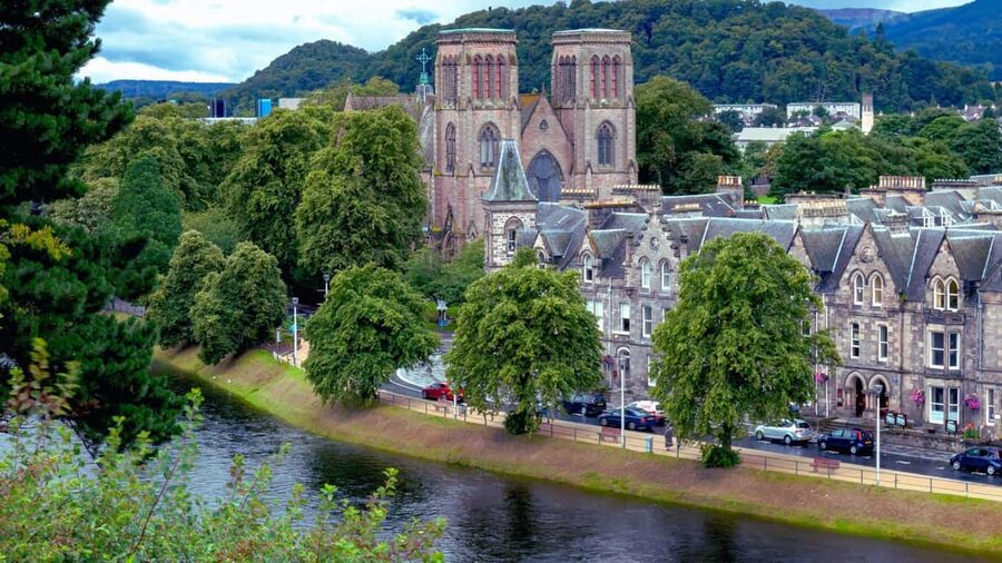 From Edinburgh: Loch Ness and Highlands Tour in Spanish - Two hours at Fort Augustus and Loch Ness