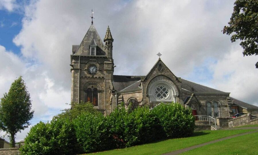 From Edinburgh: Loch Ness & Inverness Tour in Spanish - Bankfoot and the first Hairy Coo stop
