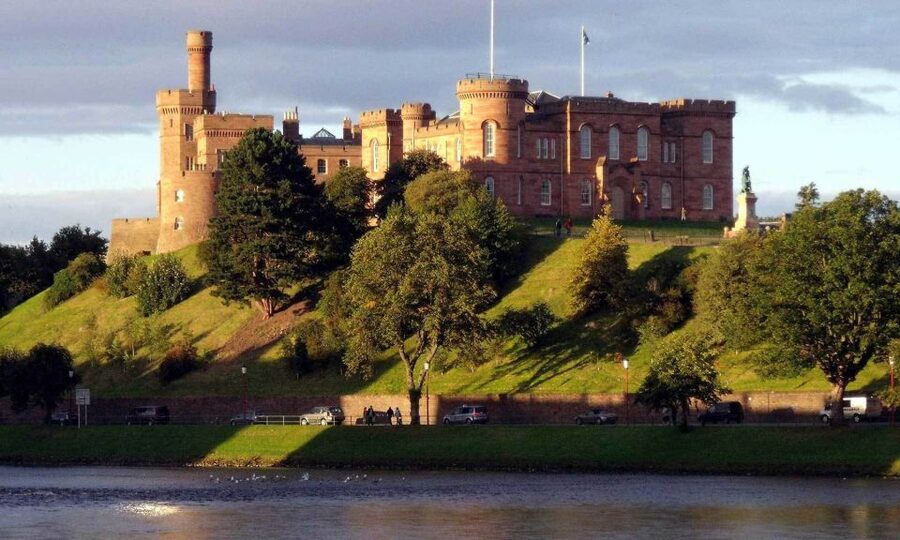 From Edinburgh: Loch Ness & Inverness Tour in Spanish - Inverness, the capital of the Highlands