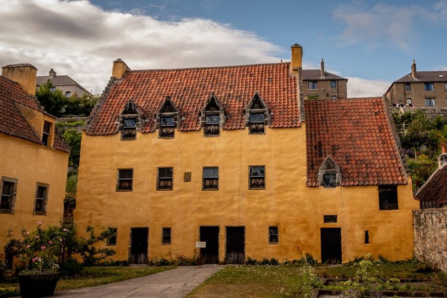From Glasgow: Outlander Adventure Tour with Tickets - Falkland, Inverness on screen