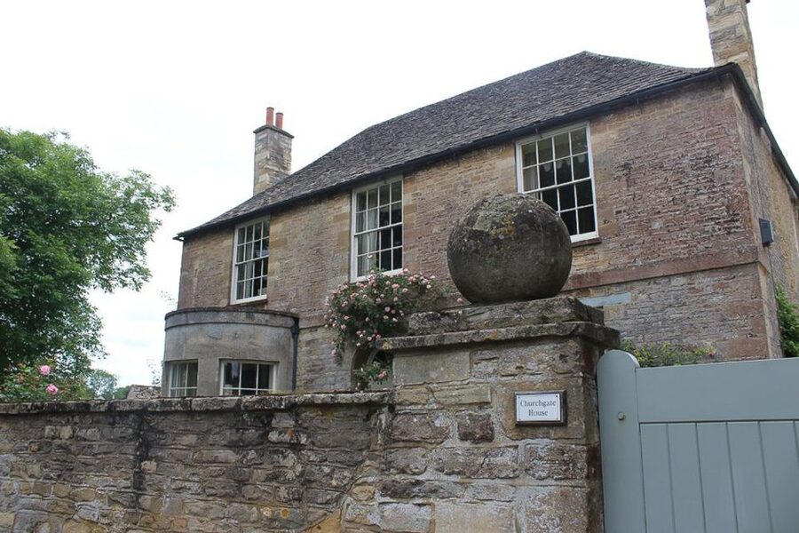 From London: Downton Abbey and Village Coach Tour - How the guides shape the day