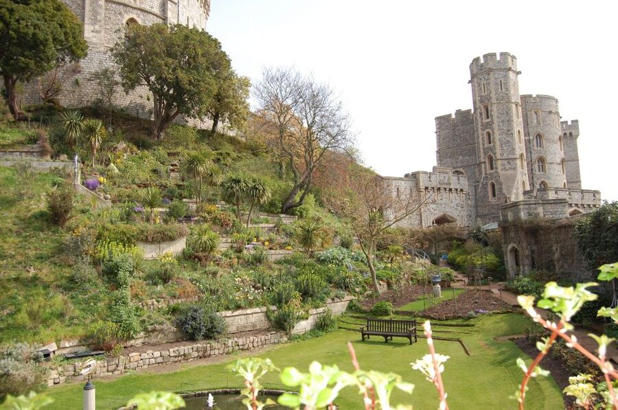 From London: Half-Day Trip to Windsor with Castle Tickets - Arriving at Windsor Castle with a plan