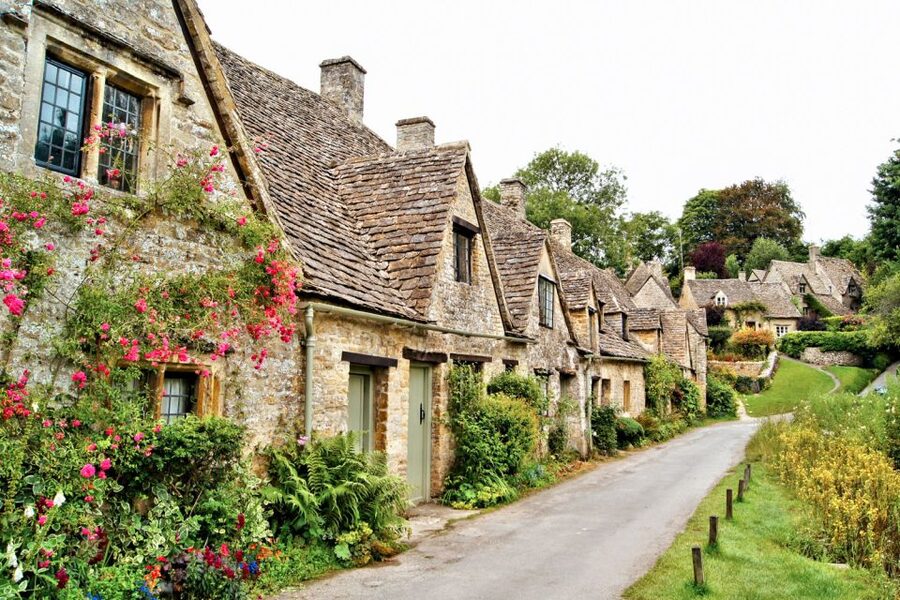 From London: Oxford and Cotswolds Villages Day Trip - Long coach rides and guide commentary