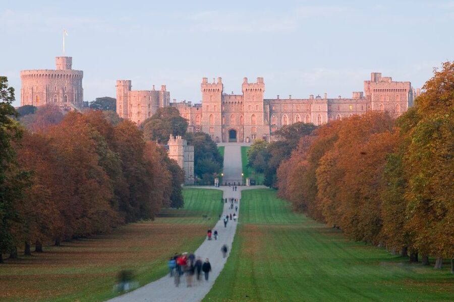 From London: Royal Windsor Afternoon Tour - Getting from the coach to the castle entrance