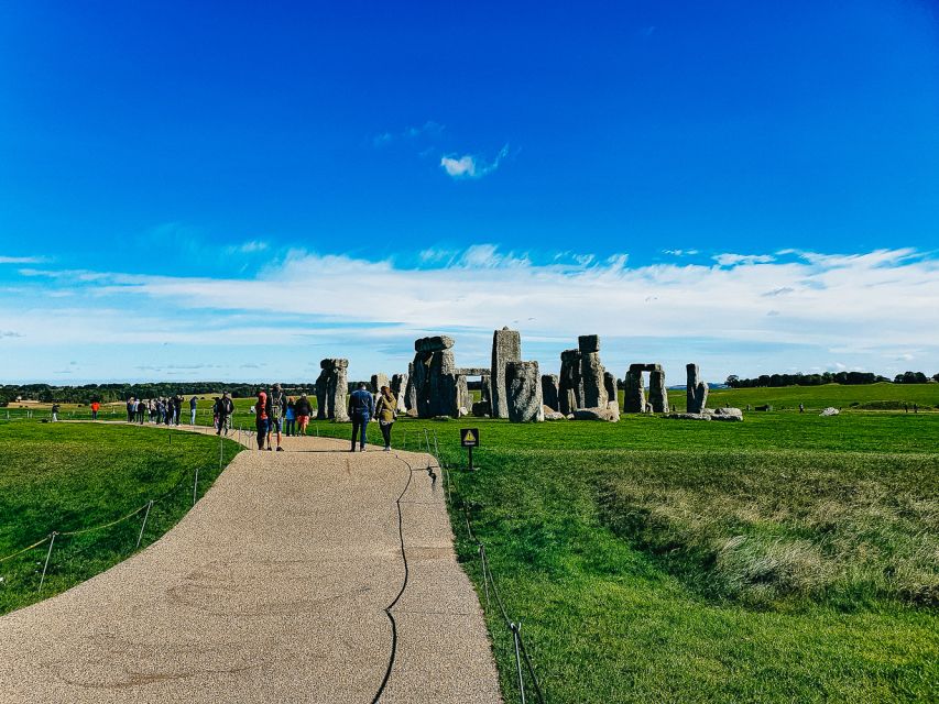 From London: Stonehenge and Bath Day Trip with Ticket - How the guides affect the day