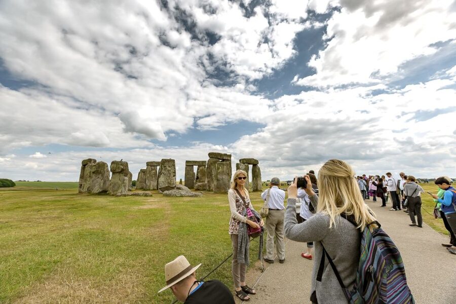From London: Stonehenge Half-Day Tour - Meeting the stones with an audio guide