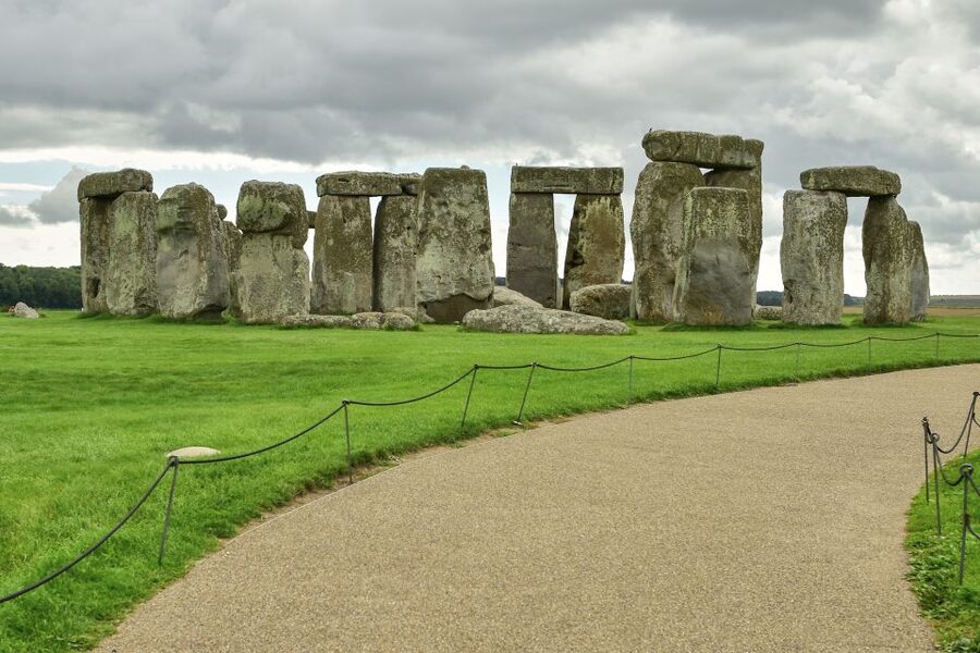 From London: Stonehenge Morning Day Trip with Admission - What the guides add to the experience