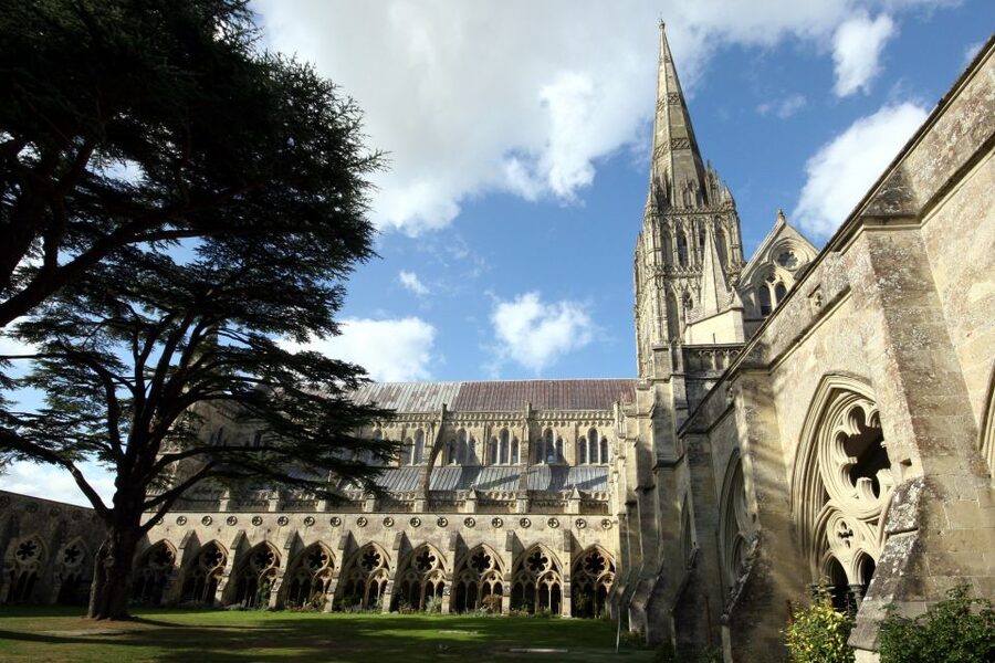 From London: Stonehenge, Windsor and Salisbury Guided Tour - Guides, languages, and how much help you get