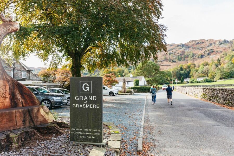 From Manchester: Lake District Bus Tour & Windermere Cruise - Grasmere, Wordsworth, and the gingerbread decision