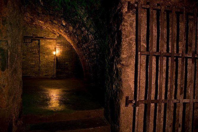 Haunted Vaults Walking Tour in Edinburgh - Start on the Royal Mile with Edinburgh’s darker side