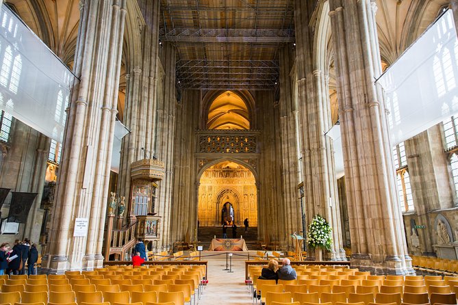 Leeds Castle, Cliffs of Dover and Canterbury Day Trip from London with Guided Cathedral Tour - What the guides add to a packed schedule